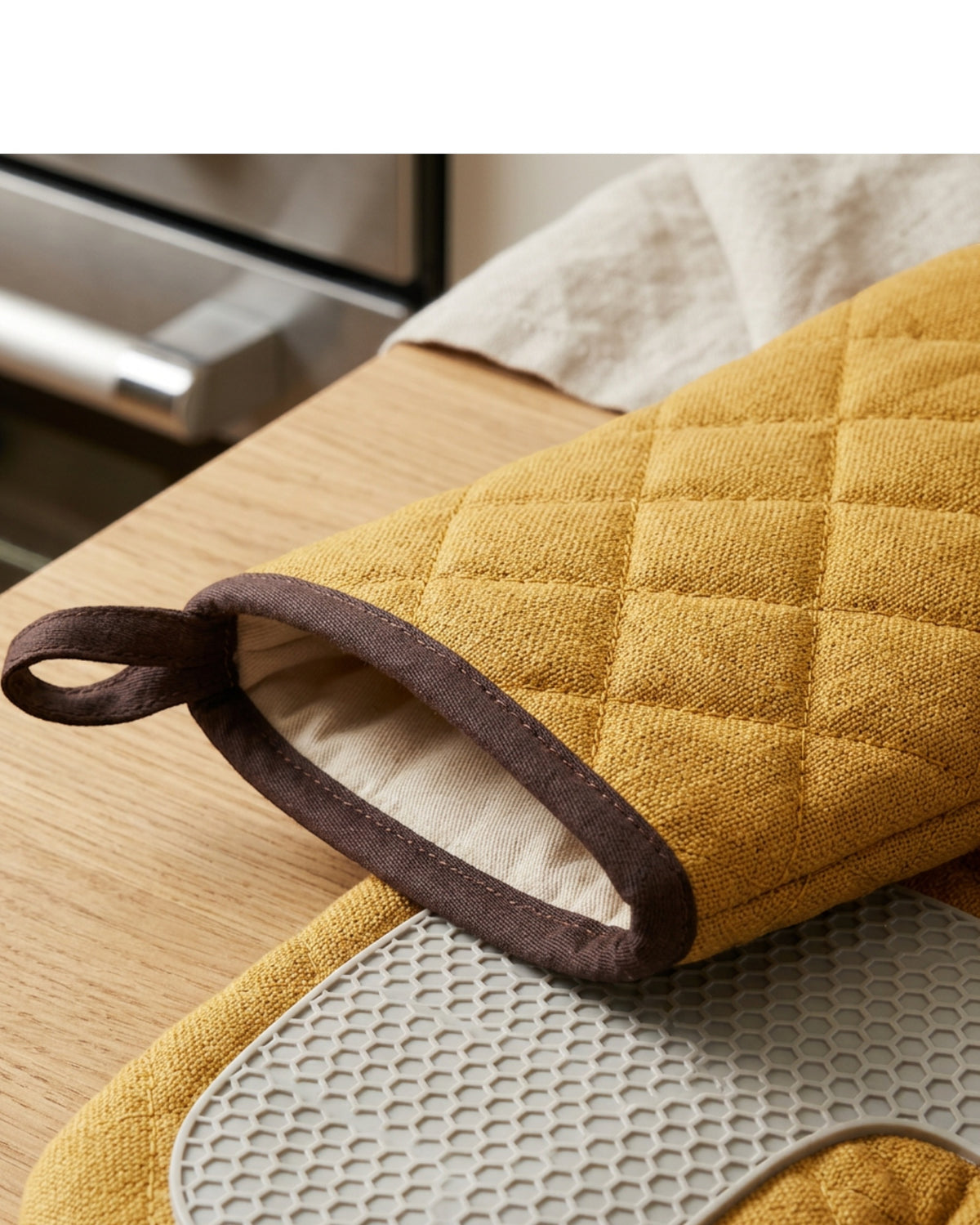 Nvvk Side-Entry Square Oven Mitts 24 cm Mustard Pair - Detail view